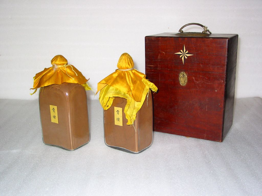 描金花玻璃瓶装鼻烟